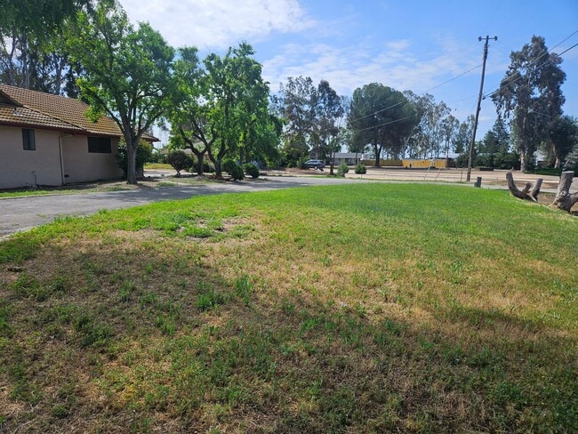 Building Photo - Spacious 4/2 with in-law suite and a pool!