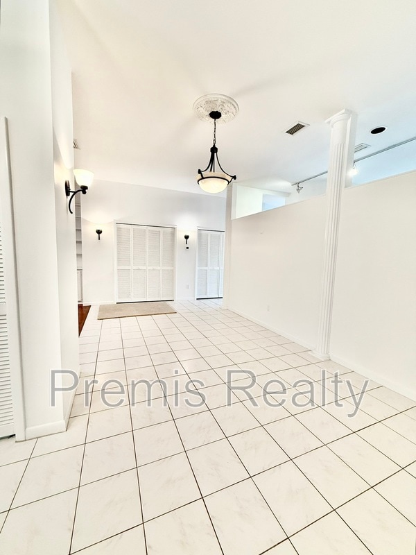 Building Photo - 642 Weathersfield Dr