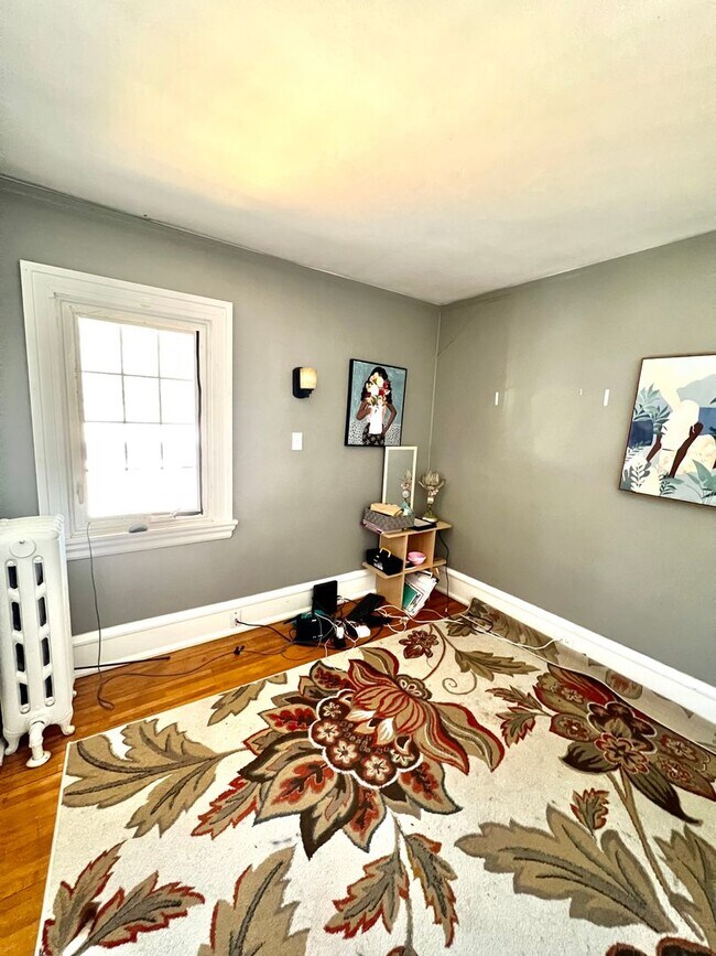 Building Photo - AVAILABLE JUNE - Charming 4 Bed 1.5 Bath Home