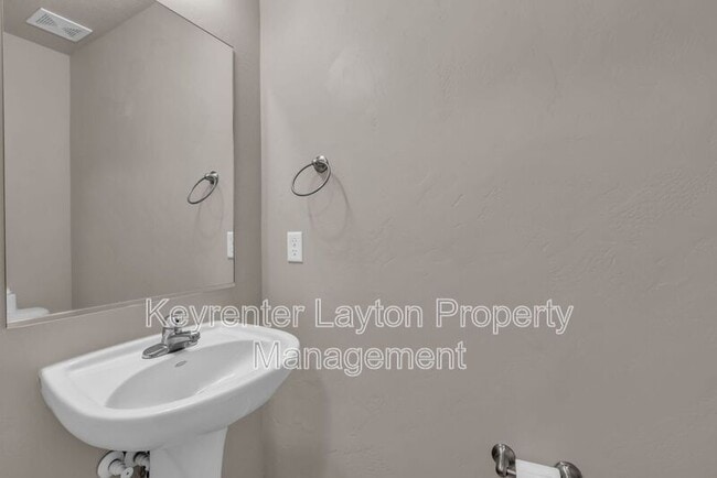 Building Photo - 2415 Wellington Dr