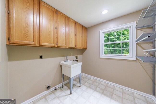 Building Photo - 10565 Shallowford Rd