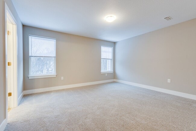 Building Photo - 3 Bedroom End Unit Townhouses in Franklin Regional School District