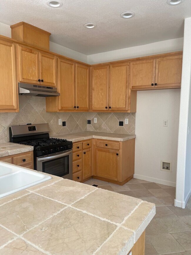 Building Photo - Beautiful 3-Bedroom Family Home in Desirable Northeast Stockton