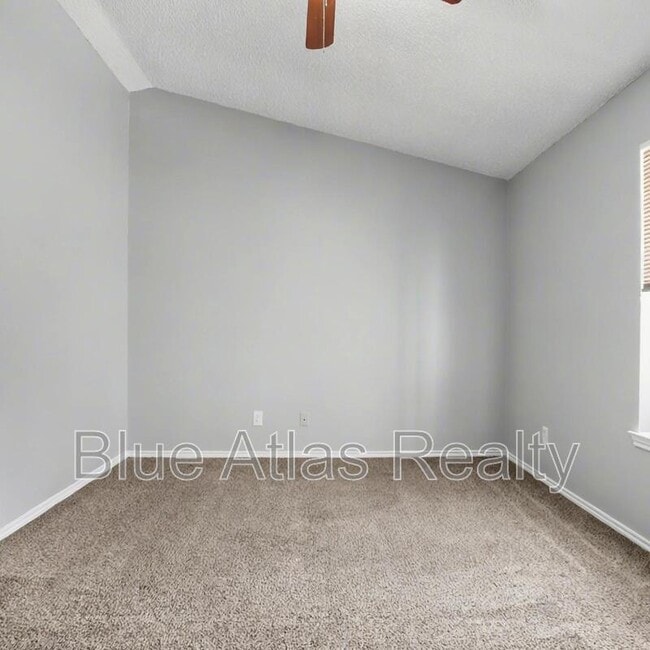 Building Photo - 1009 W Hills Terrace