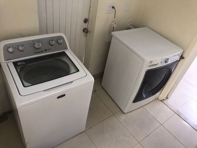 Building Photo - Miami Beach Home with a Pool!