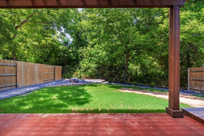 Building Photo - Fantastic 3 Bedroom, 2.5 Bath, 2-Story Hom...
