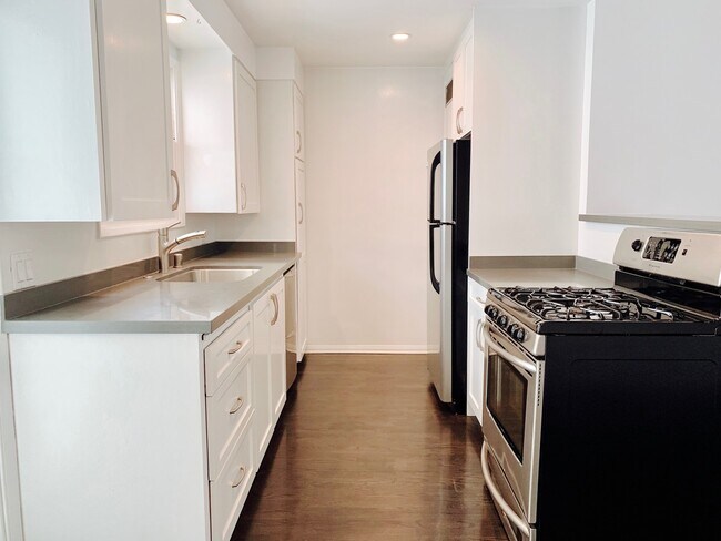 Building Photo - 710 Bay St