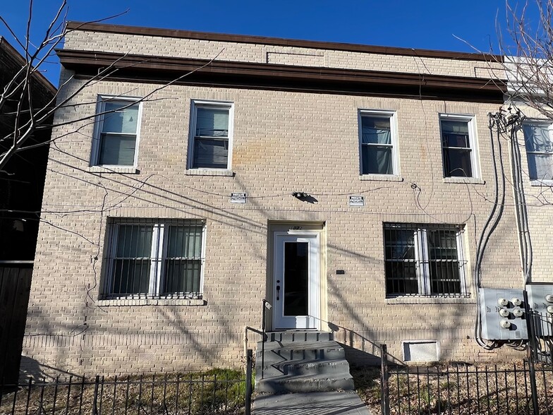 1322 - 1322 T St SE