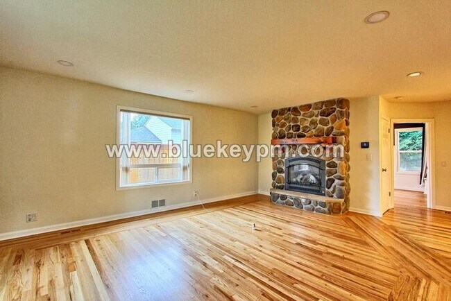 Building Photo - 3 Bed, 3 Bath Home with a LARGE 1/2 Acre Yard and Deck, Boathouse and 2 Bonus Rooms