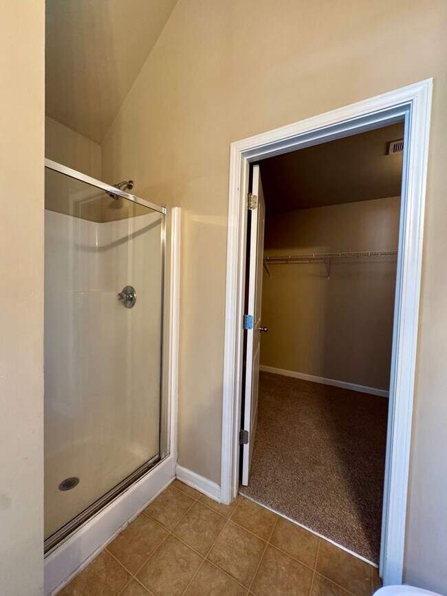 Building Photo - This beautiful 4-bedroom, 2.5-bath home Move-in ready and is waiting for you!