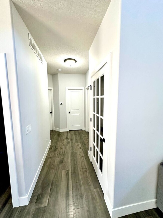 Building Photo - Spacious 5 Bed Home in Bloomington