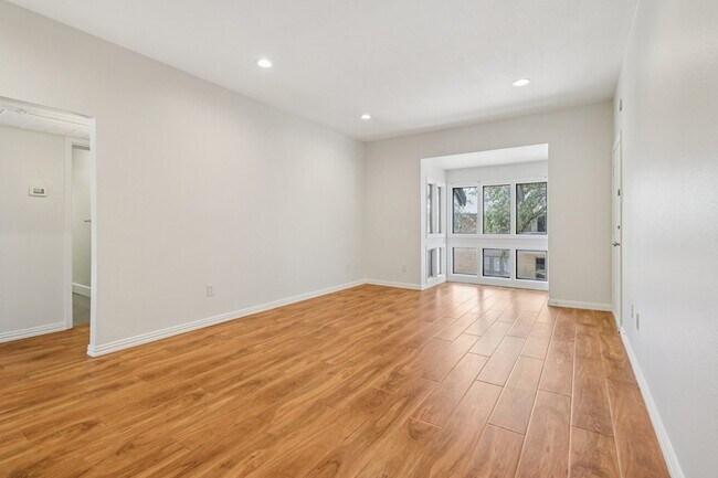 Building Photo - 10754 Villager Rd