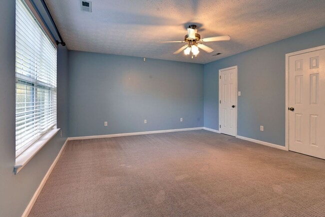 Building Photo - Spacious Rancher in Quiet Cul-de-sac