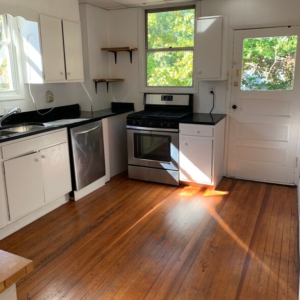 Granite counter in Ki - 3639 Amberson Ave