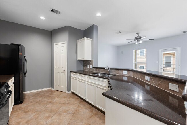 Building Photo - Come see this modern 3-story townhome in t...