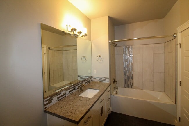 Building Photo - 3 bedroom, 2 bath home in Kennewick