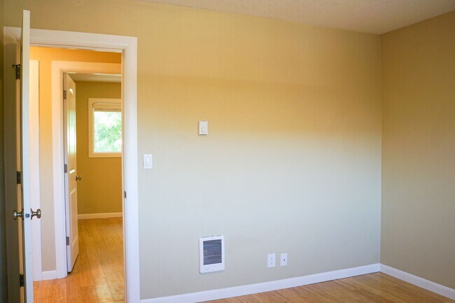 Building Photo - Top-Floor 2-Bedroom with Bamboo Flooring + Off-Street Parking!