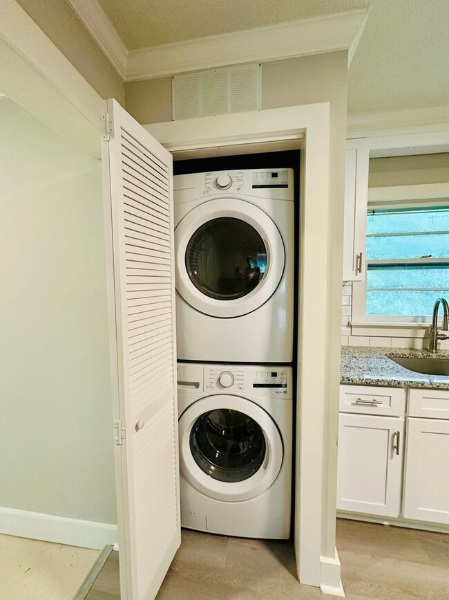 Building Photo - HINTON AVENUE - 4 Bedroom - Perfect for UNCW/Students Welcome & minutes to Wrightsville Beach!