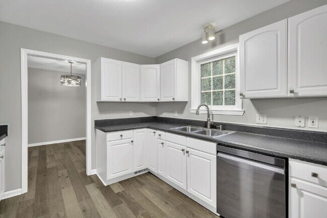 Building Photo - Charming 3BR/3BA Home with Lawn Care Included - Prime Simpsonville Location!