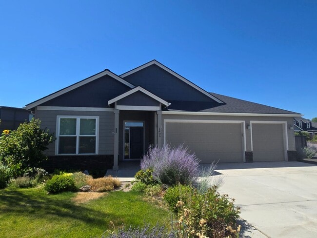 Primary Photo - Beautiful Home with Comfort and Convenienc...