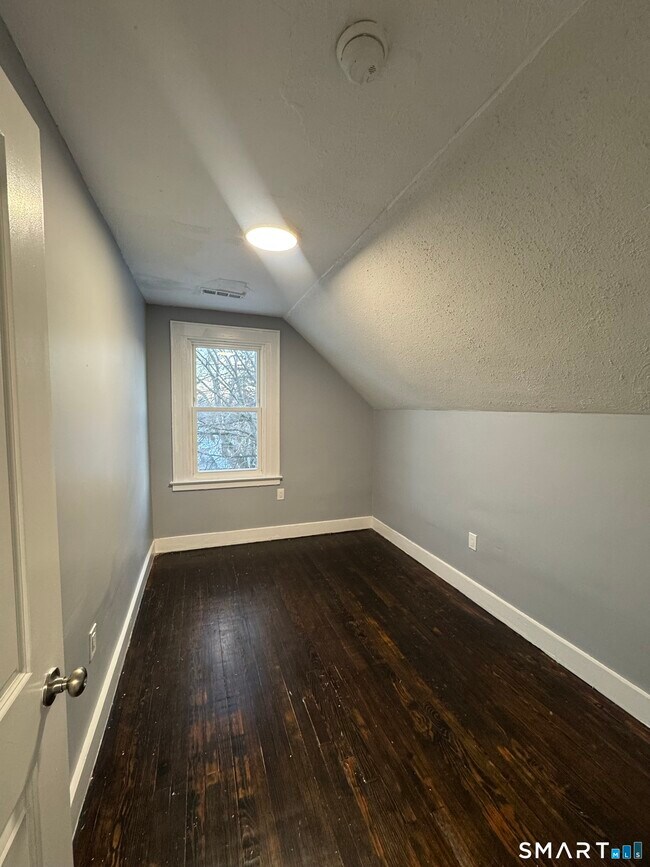 Building Photo - 10 Lester St