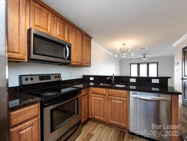 Building Photo - 1348 Green Oaks Ln