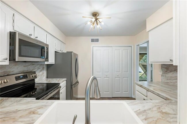 Building Photo - 162 Amherst Pl NW