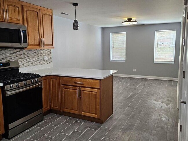 Building Photo - "Spacious 2-Bedroom Oasis on W Fillmore St – 1496 Sq Ft of Comfort in Chicago's Heart!"