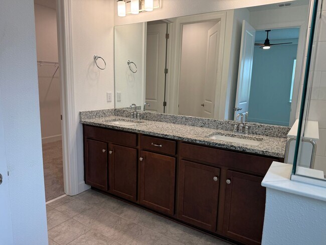 Building Photo - 5 Bedroom 4 Bath W/Office & 3-Car Garage (...