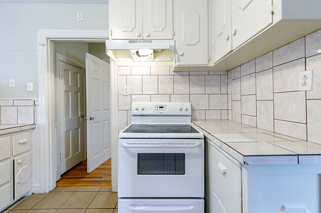 Building Photo - 3 bedroom less than 1 mile from Tech