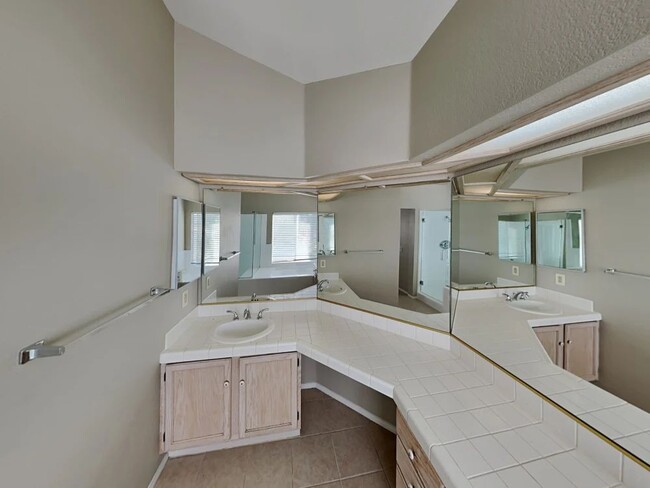 Building Photo - 40010 Fairwood Cir