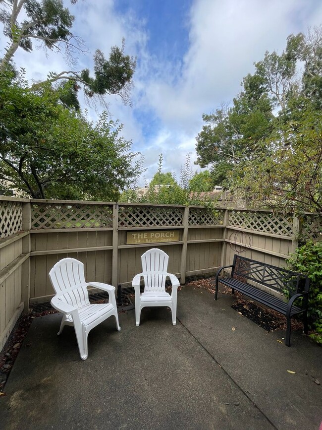 Building Photo - Beautiful End Unit Condo in Bennett Valley!
