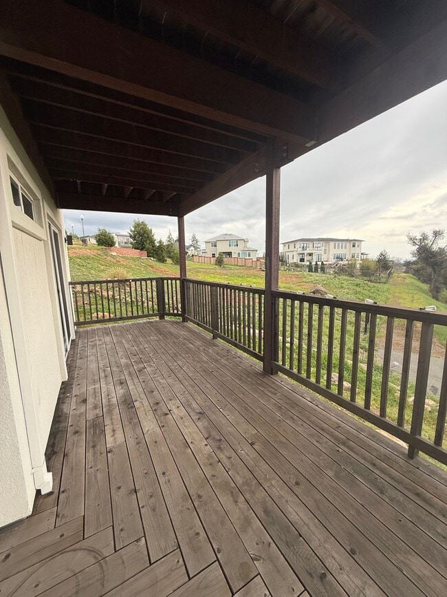 Building Photo - Newer Construction 2,500 Square Foot 3 Bedroom 2.5 Bathroom Fountaingrove House