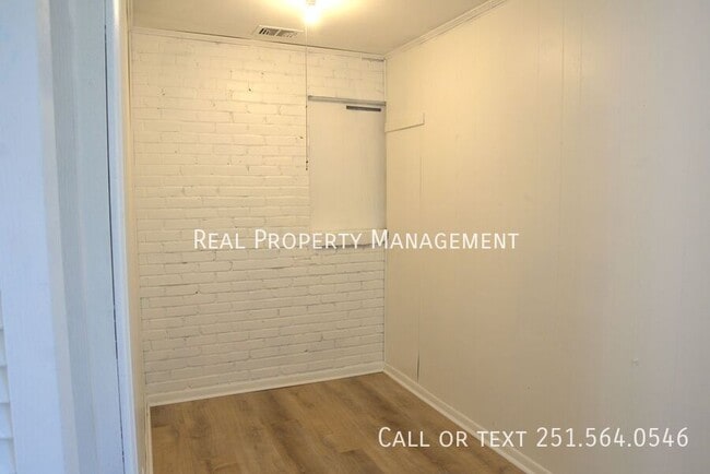 Building Photo - 4060 Cresthaven Rd