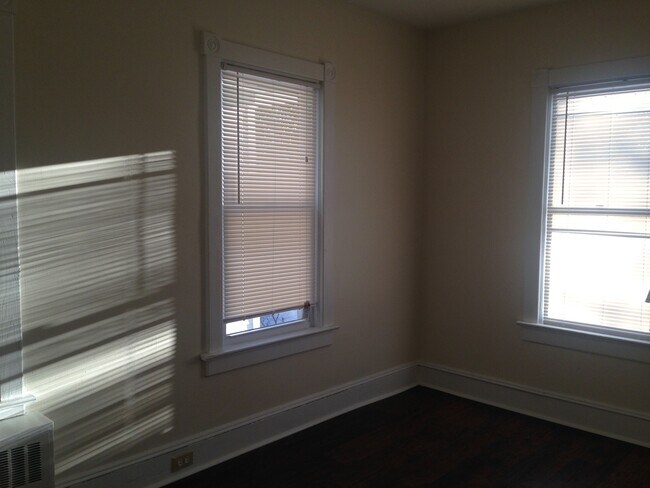 Building Photo - Great Home! Spacious and Updated! Wood Flooring! New Window! Eat-in-Kitchen! Yard!