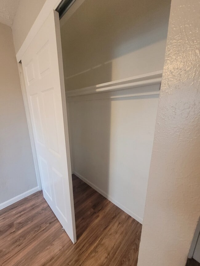 Building Photo - 3 bed 1 bath with 1 car garage!