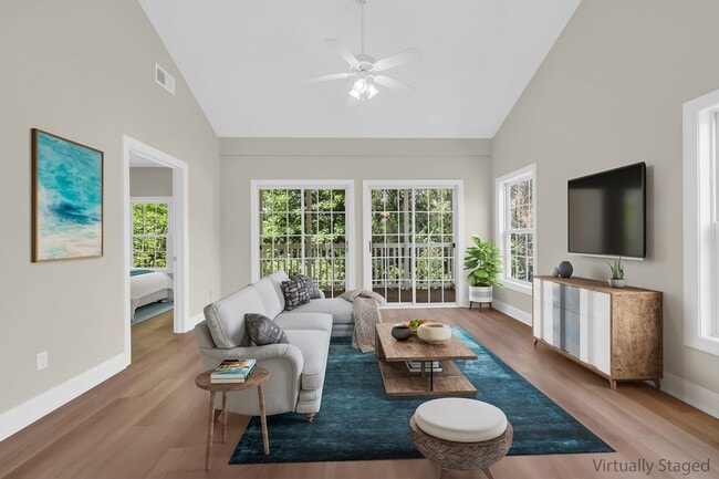 Building Photo - Beautifully renovated condo offering 3 Bed...