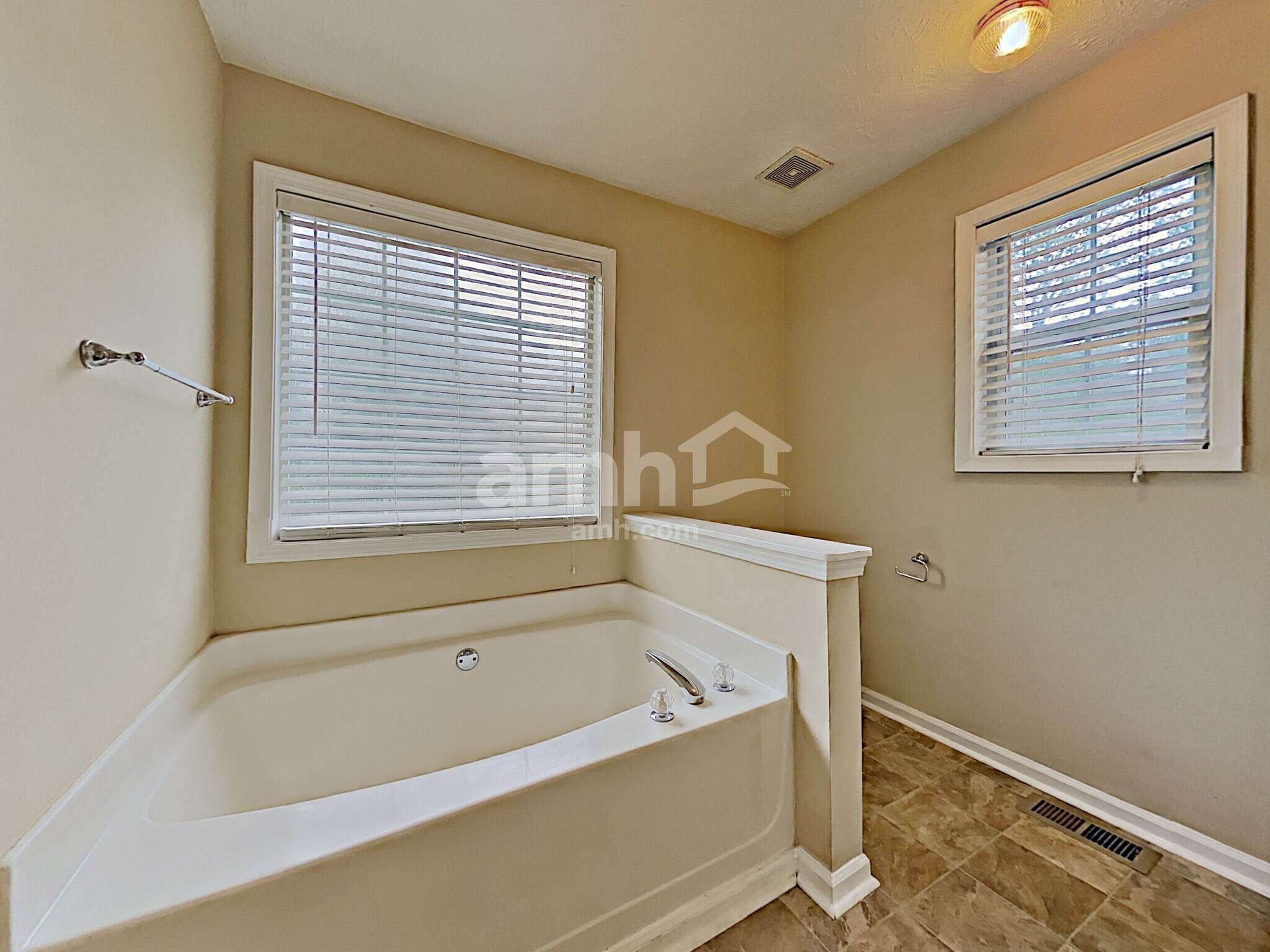 Building Photo - 223 Eagle Glen Way