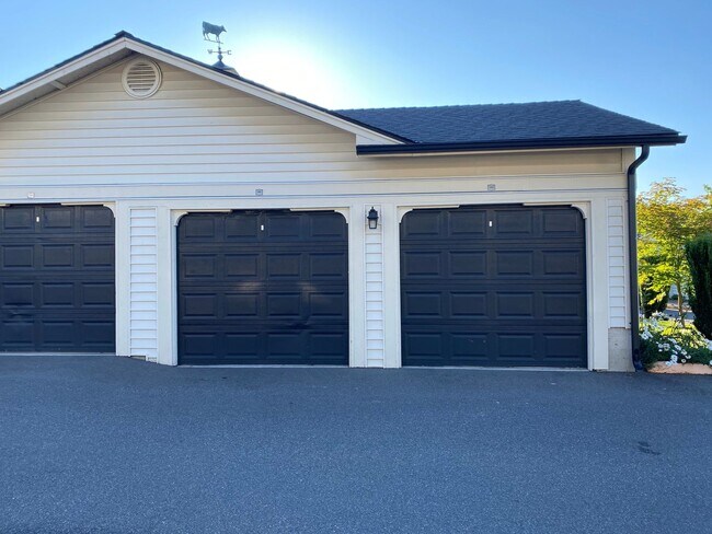 Building Photo - $2500-3Beds 2BA W/D 2 reserved parking, po...