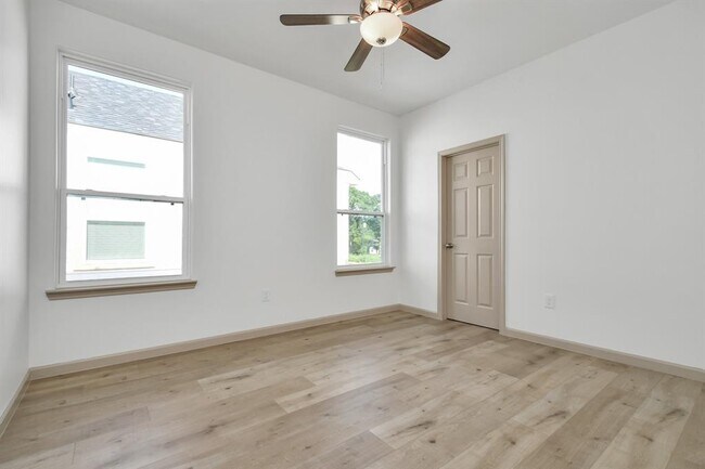 Building Photo - 2119 Esther Dr