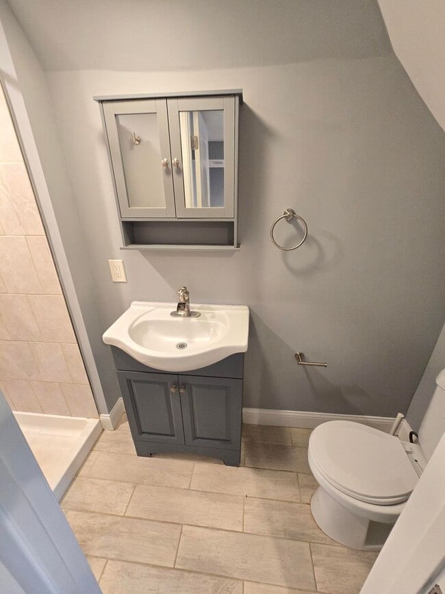 Building Photo - Beautiful 4 Bedroom 2 Bathroom East Baltim...