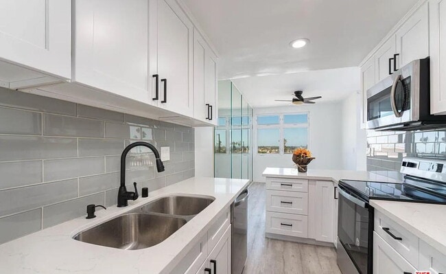 Building Photo - "Charming 1-Bed Oasis in Santa Monica: Har...