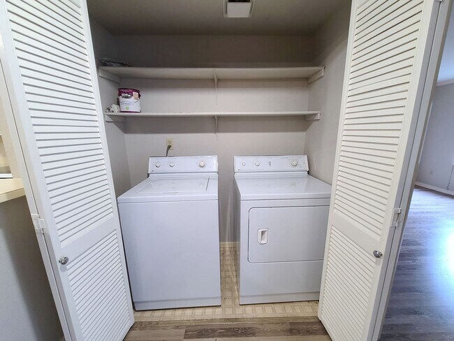 Building Photo - 2Bd/2Ba Spacious Bellevue Condo - W/S/G & ...