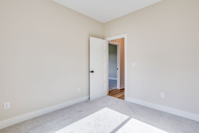 Building Photo - 1025 W Long Path Ct