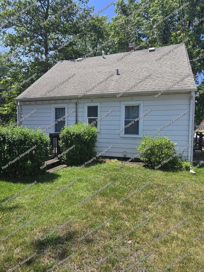 Building Photo - Three Bedroom Munster Cape Cod