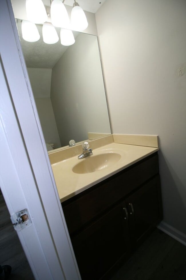 Building Photo - North Point Townhome                   260408