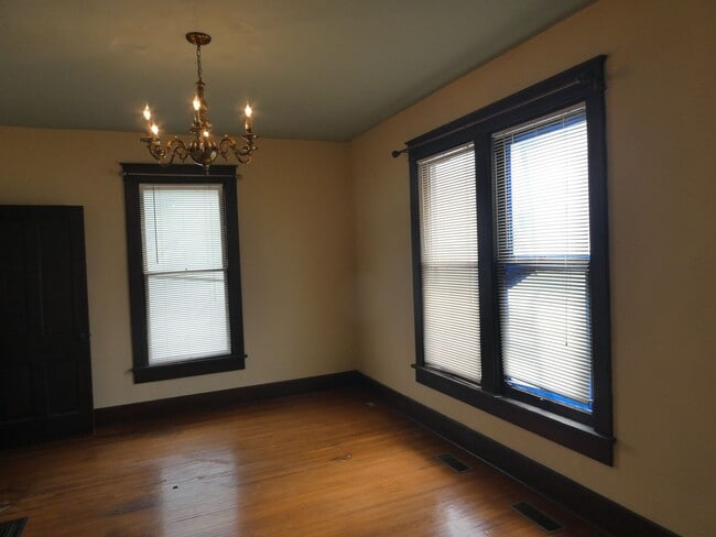 Building Photo - 3 Bedroom House Downtown & Walking Distance to Columbia College