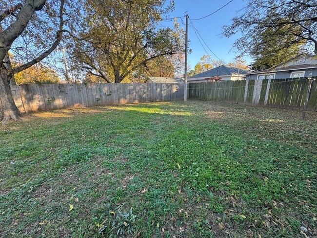 Building Photo - 2 Bedroom Rental Available on Sunset!