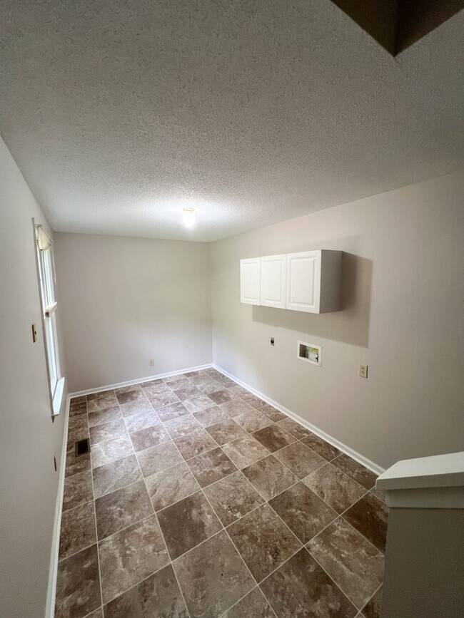 Building Photo - Gorgeous Single-Family Home! Large Deck, B...