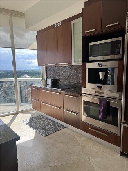 Building Photo - 15901 Collins Ave